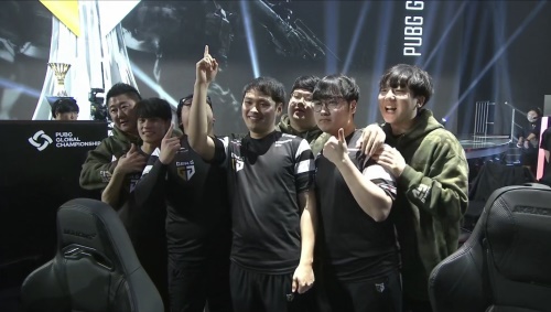 YB状态低迷，一触即溃。Bach夜魔在团队战斗中无敌。YB在第一局中输给了Tidebound。